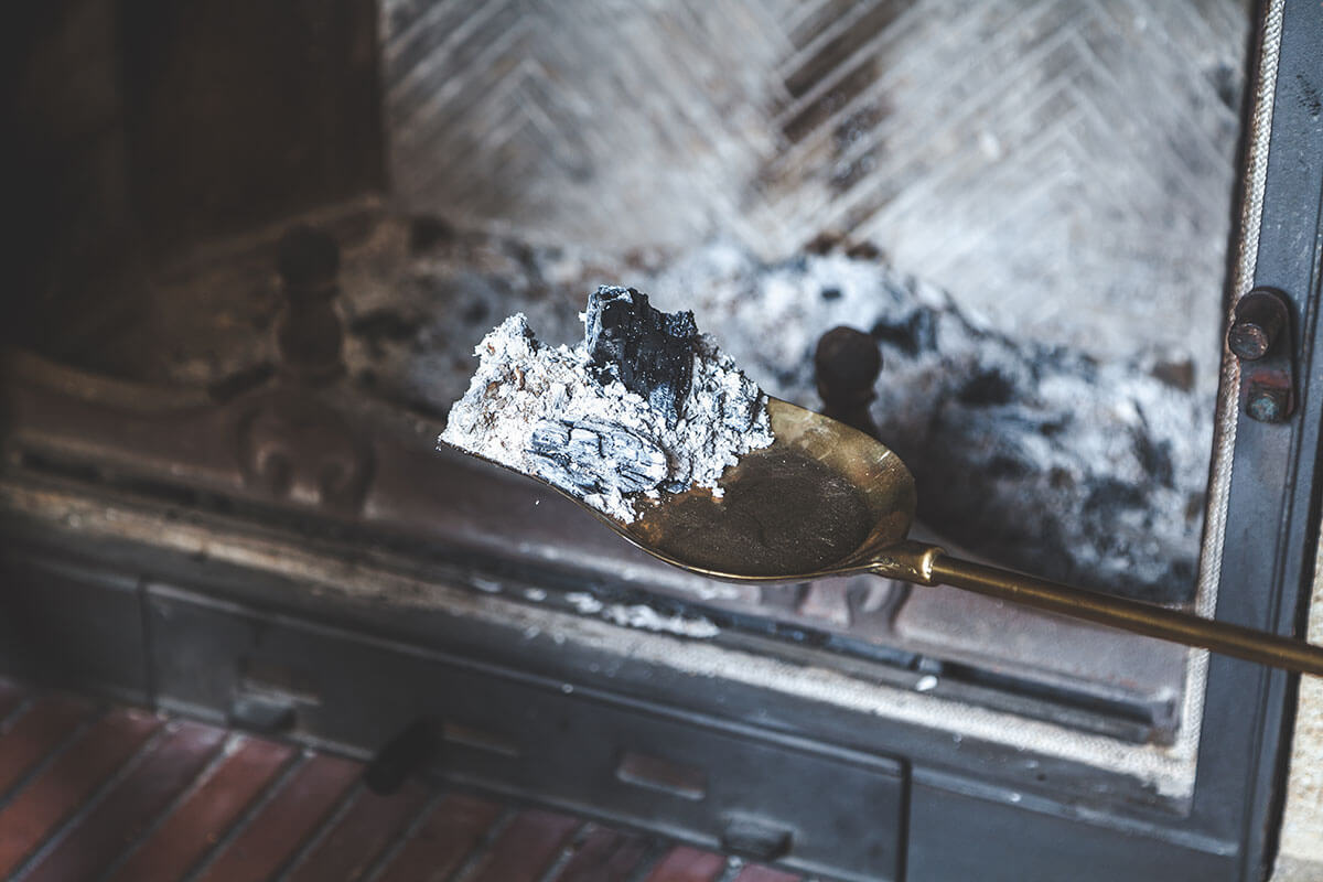remove wood ashes